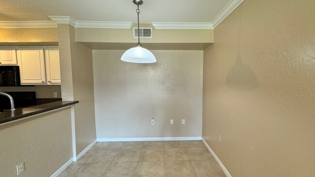 Building Photo - Beautiful 1st floor condo available now! N...