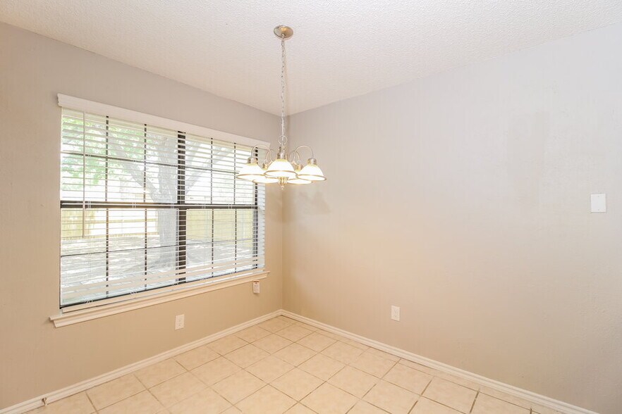 Building Photo - 217 Tanglewood St