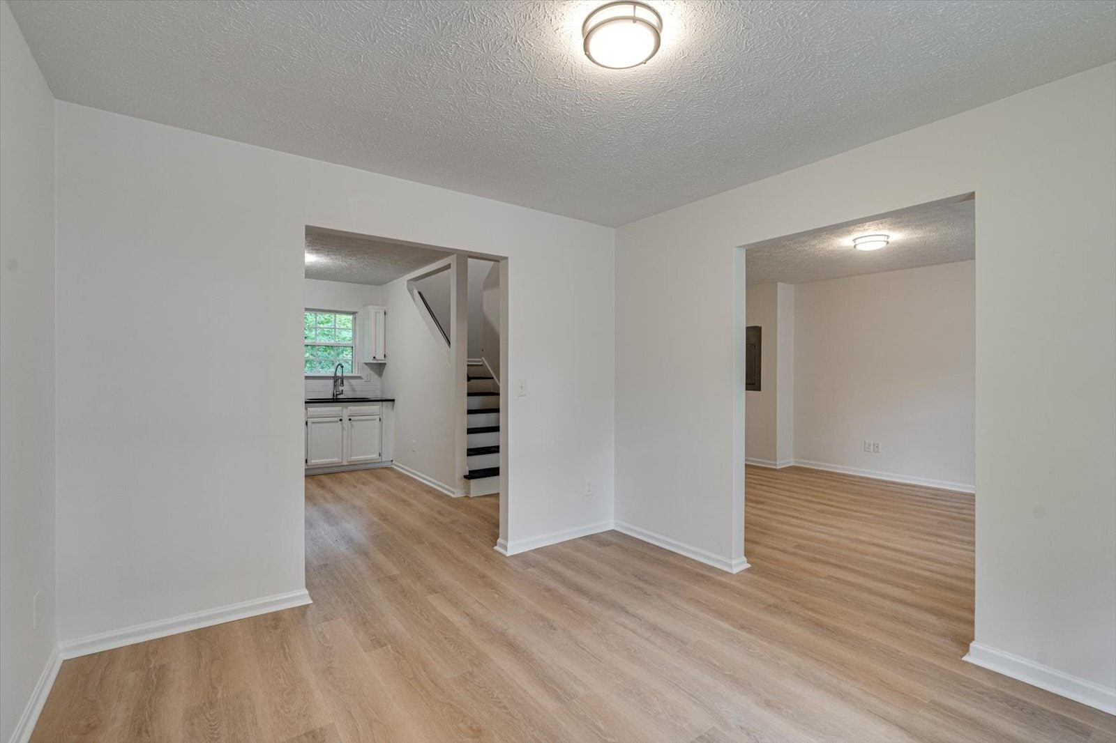 Building Photo - 913 Sylvan Dr