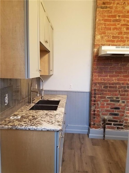 Building Photo - 921 N Miro St