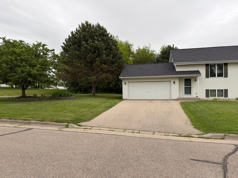 Building Photo - 3414 Coventry Dr