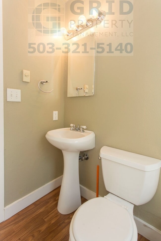 Building Photo - Two Bedroom Bungalow Available in Lents Ne...