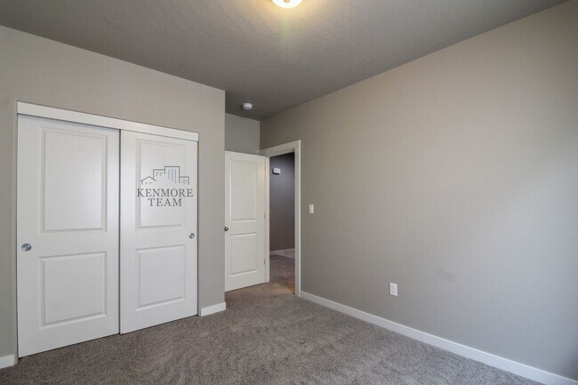 Building Photo - 2950 Woodland Pl