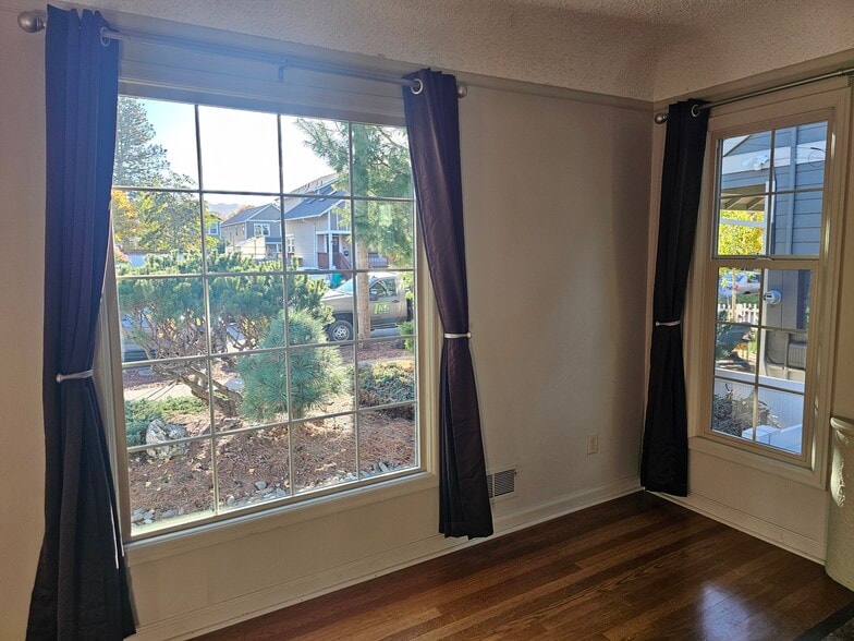 Building Photo - 6613 N Amherst St