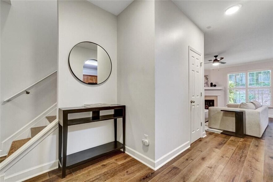 Building Photo - 702 Surrey Park Pl SE