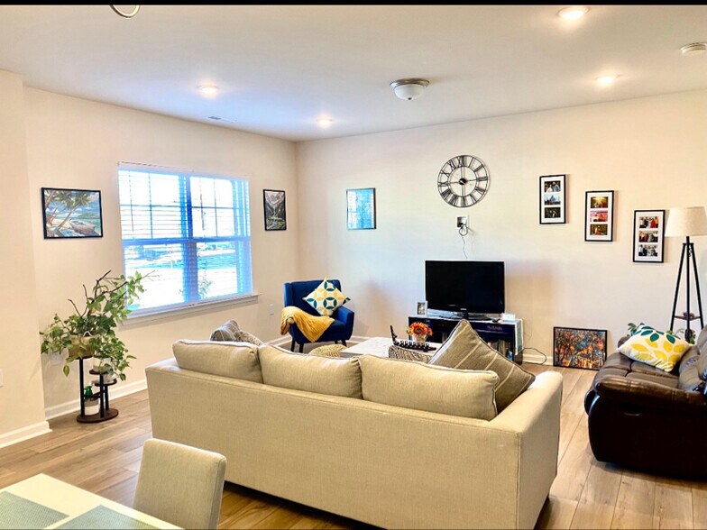 Building Photo - 5612 Preveza Pl