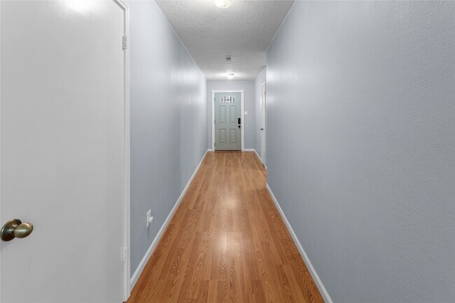 Building Photo - 1735 Oak Ridge Dr