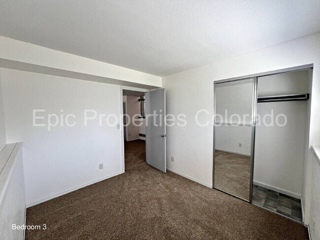 Building Photo - Adorable Burbs House