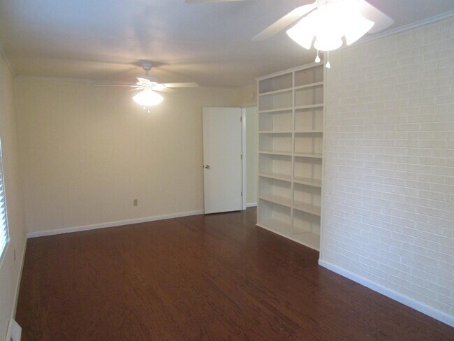 Building Photo - 305 Manor Dr