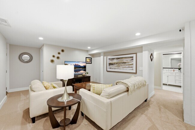 Building Photo - 2721 Wilshire Dr S