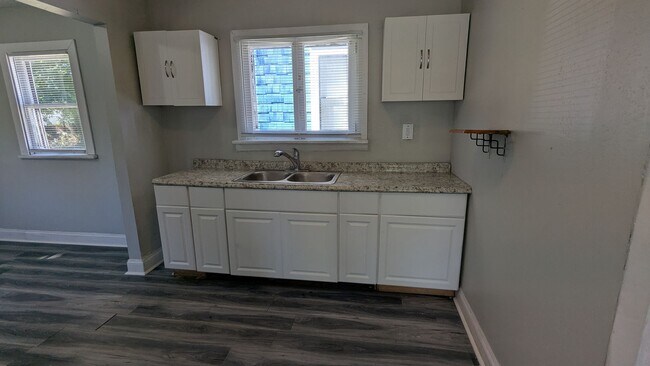 Building Photo - 4-Bedroom, 1-Bathroom Single Family Home f...