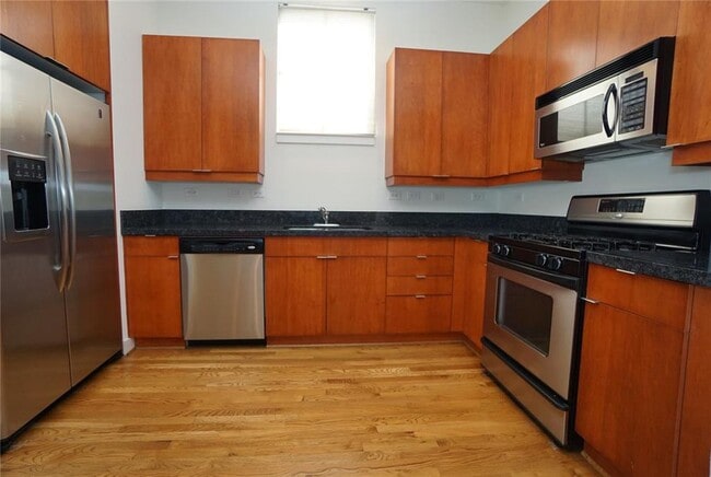 Building Photo - Stunning Townhouse In A Great Location Nea...