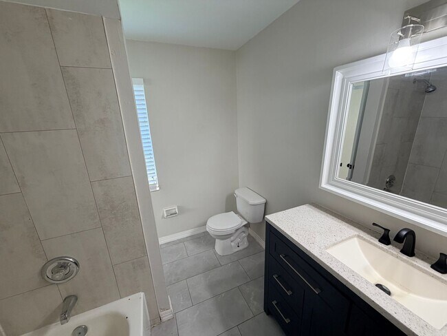 Building Photo - 2 Bed 2 Bath Duplex with Screened Lanai in SE Cape Coral