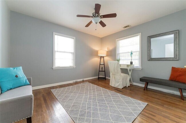 Building Photo - 547 Westmeath Dr SW