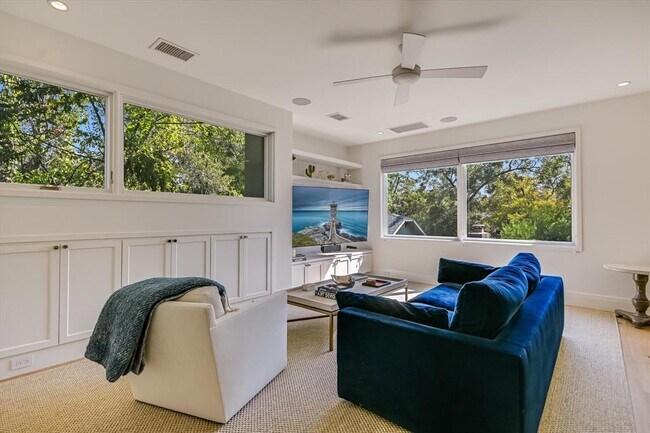 Building Photo - 1006 Elm St