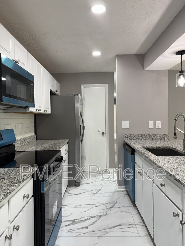 Building Photo - 2607 Camelback Ln