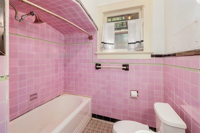 Building Photo - 1804 Kenwood Ave