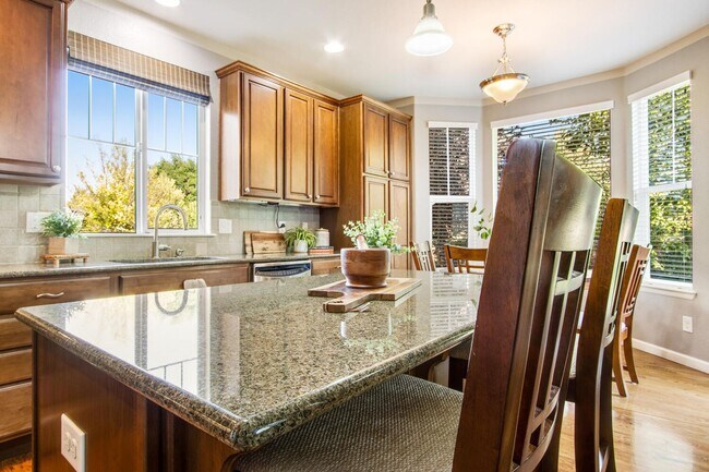 Building Photo - Spacious 4 Bed, 3 Bath House in Johnstown!