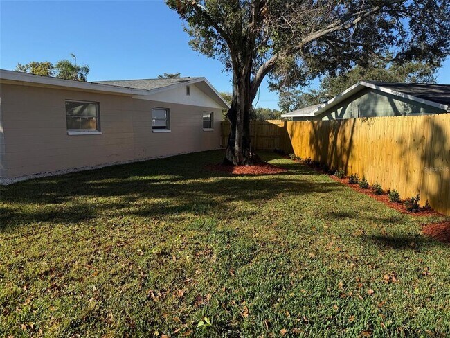 Building Photo - 2075 Plateau Rd