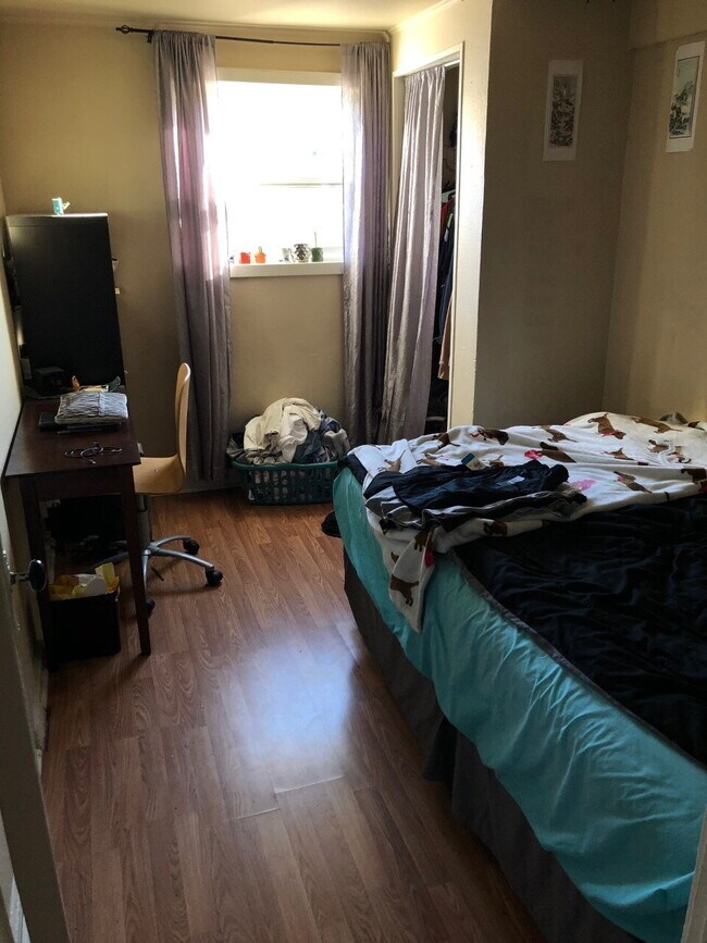 Building Photo - Walk to WWU and Downtown from This Perfectly Located Magnolia St Apartment