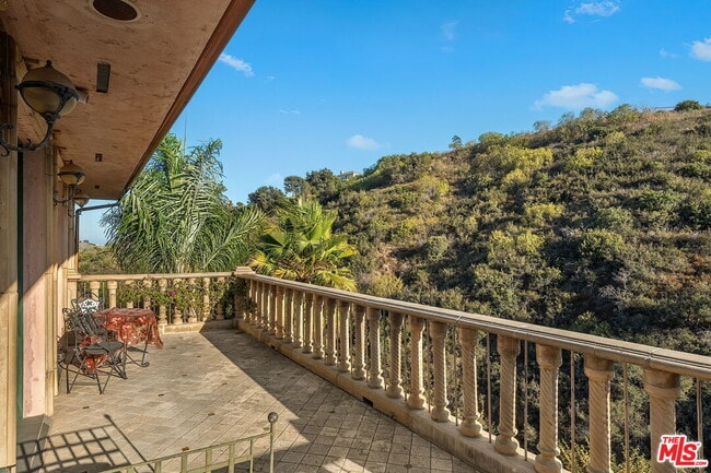 Building Photo - 28305 Via Acero