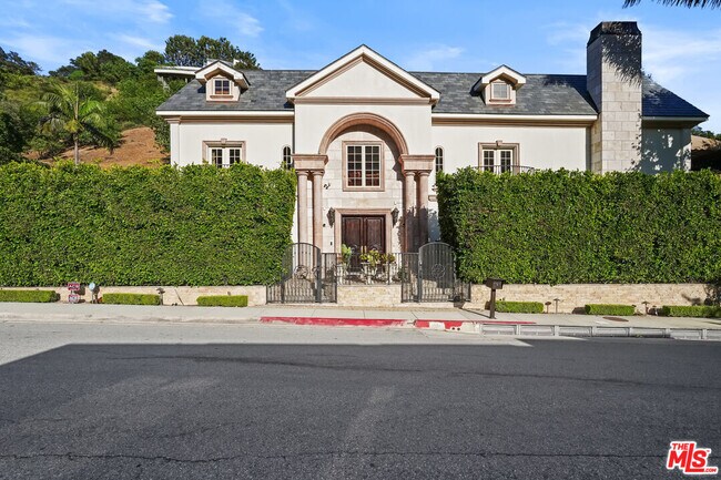 Building Photo - 900 Chantilly Rd