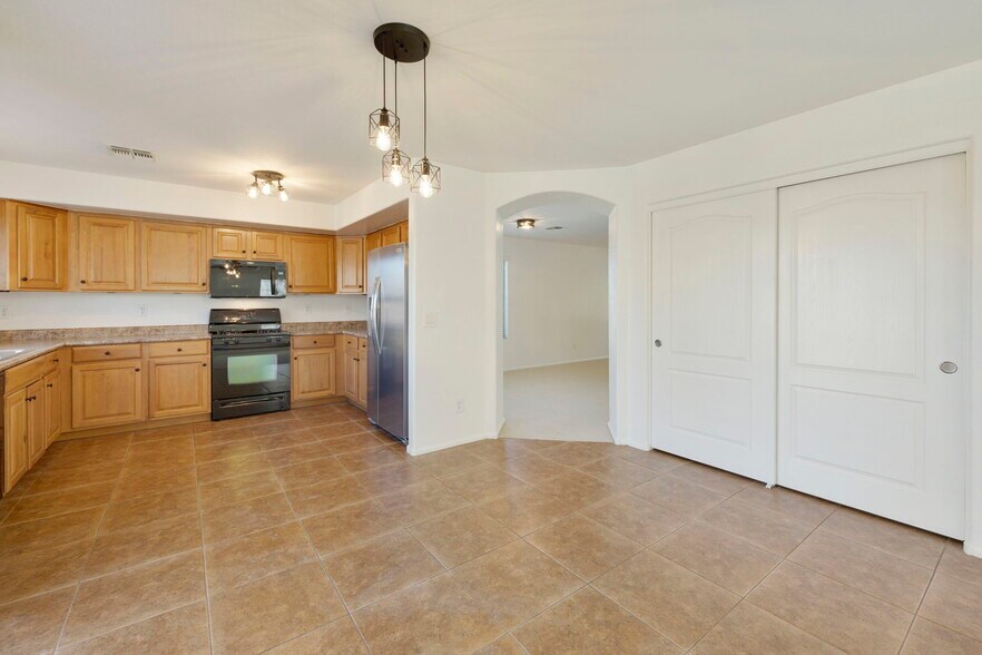 Kitchen with pantry - 2404 W Silver Sage Ln