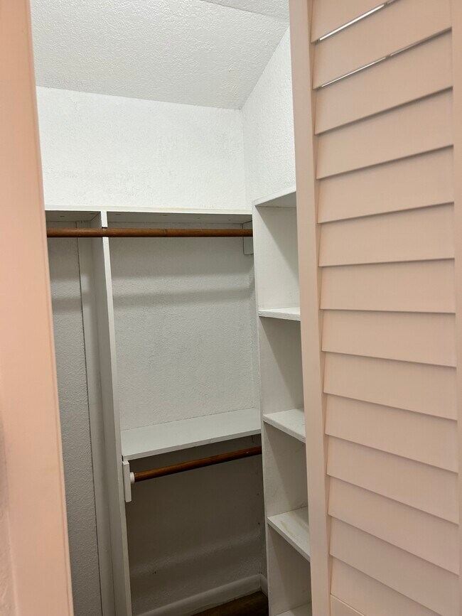 Building Photo - 4042 Laguna Shores Rd
