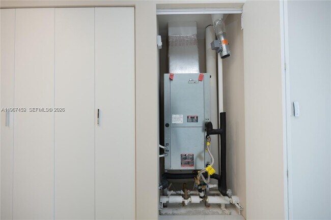 Building Photo - 711 NE 23rd Terrace