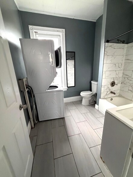 Building Photo - 204 1st St