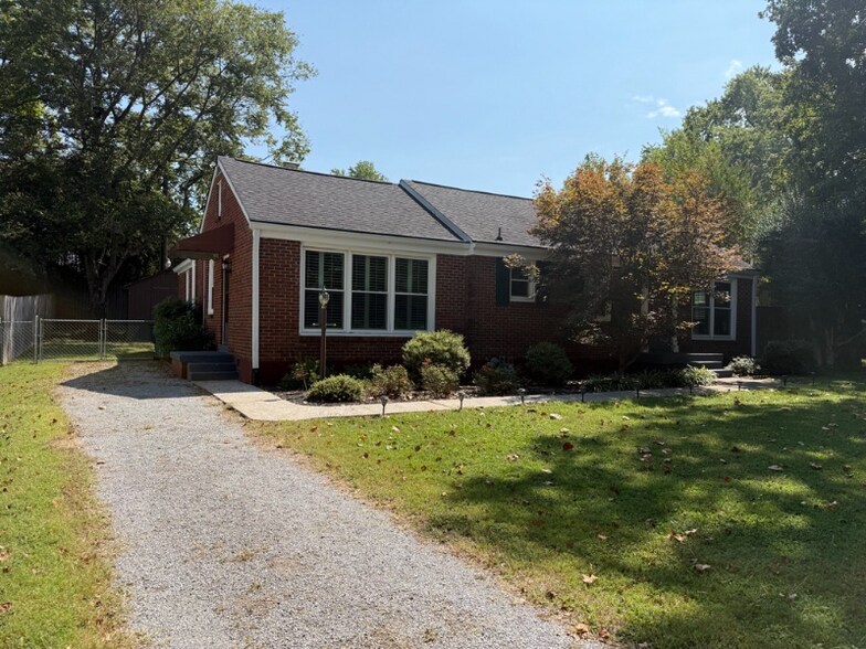 Building Photo - 2207 Pinewood Rd