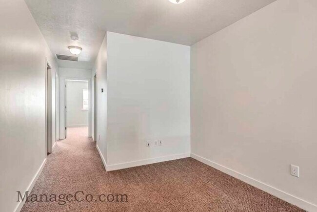 Building Photo - Comfortable New Townhouse