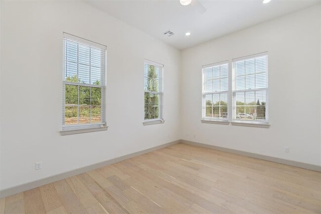 Building Photo - 18835 Selah Wy