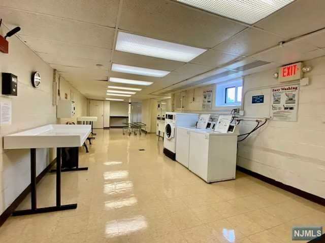 Building Photo - 2320 Linwood Ave