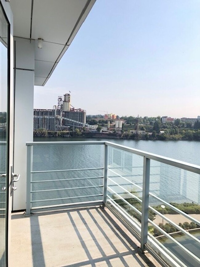 Building Photo - Rare luxurious 3 bedroom condo on the wate...