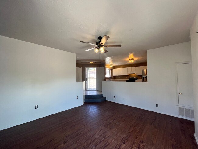 Building Photo - Cute 3 Bedroom 2 Bathroom Home In Rio Rancho!