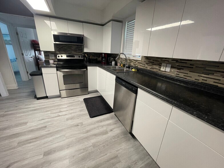 Building Photo - 13100 Boca Ciega Ave