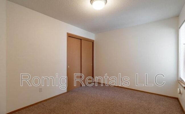 Building Photo - 8109 NE 36th Ct