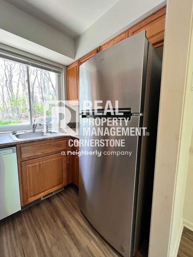 Building Photo - Move In Ready Townhome