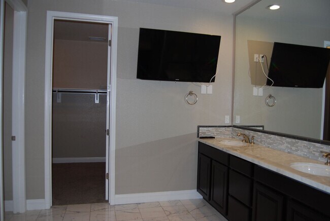 Building Photo - Stunning Single-Level Toll Bros. Home in Gated Damonte Ranch Community