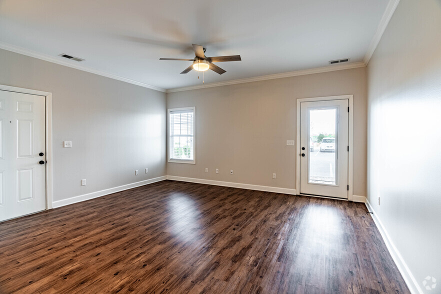 2BR, 2BA 1050SF Living Room - Laurel Ridge KY II