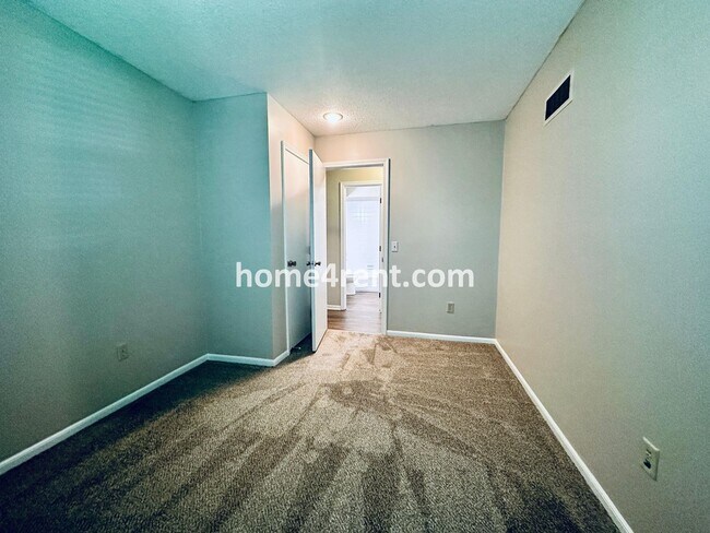 Building Photo - Beautiful Overland Park Home!