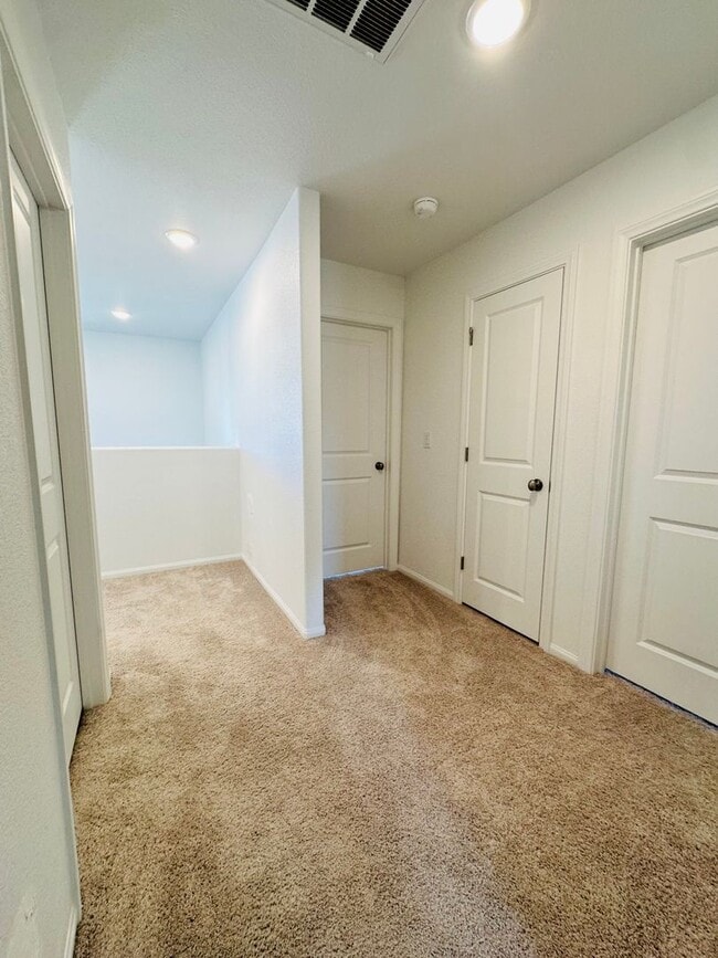 Building Photo - Charming Newer 3 bedroom House