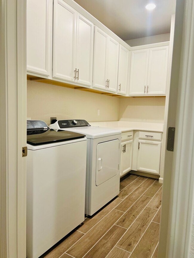 Building Photo - Beautiful 4 bed/2 bath Meritage Home in El...