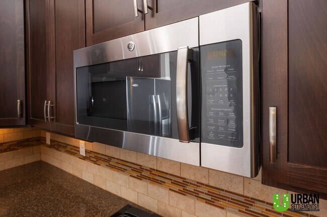 Building Photo - Single Story home with 2 bed and office fo...