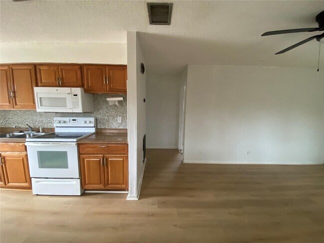 Building Photo - 6132 SW 39th St