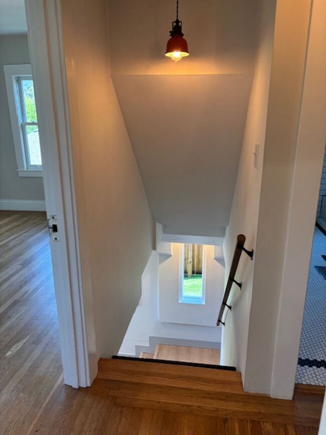 Building Photo - Fabulous Private Home Near Mills!