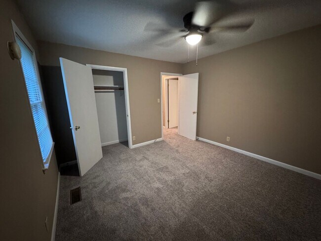 Building Photo - 2 Bedroom, 1 Bath House In Outskirts of Co...