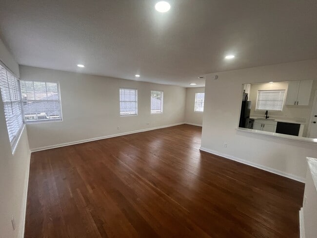 Building Photo - Two Bedroom One Bath Upstairs Apartment In Avondale