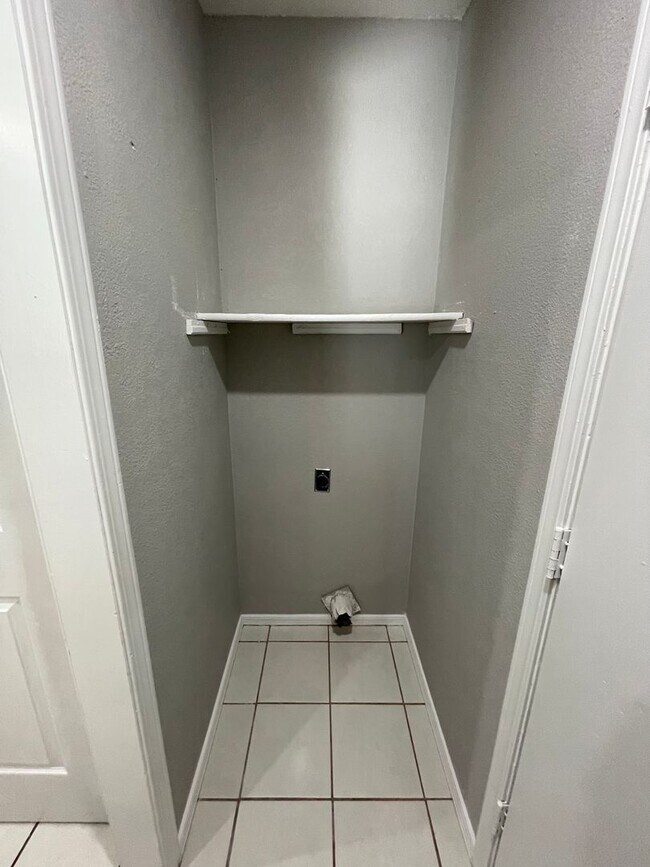 Building Photo - 8512 Southridge Dr